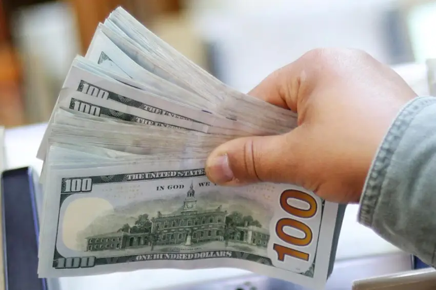 سعر الدولار يهبط دون أعلى مستوى له في ثلاثة أسابيع وسط ترقب لجولة الرسوم الجمركية