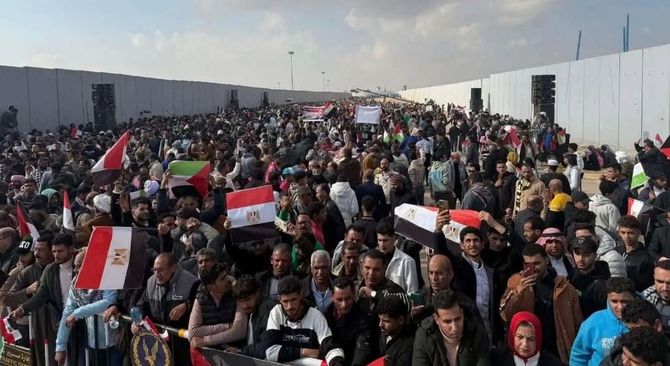مظاهرات مصرية أمام معبر رفح لرفض تهجير الفلسطينيين