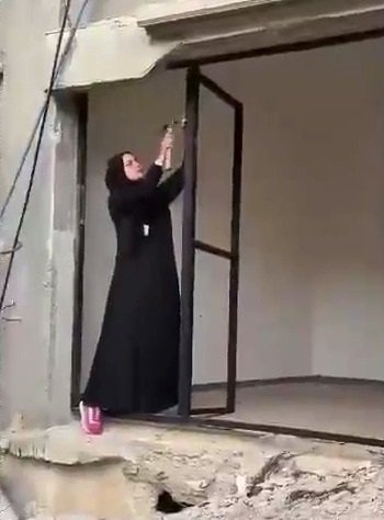 فلسطينية تبني جدار لمنزلها بعد تدميره