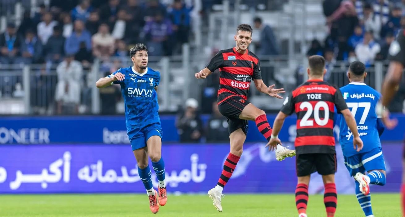 الهلال السعودي يتعثر أمام الرياض