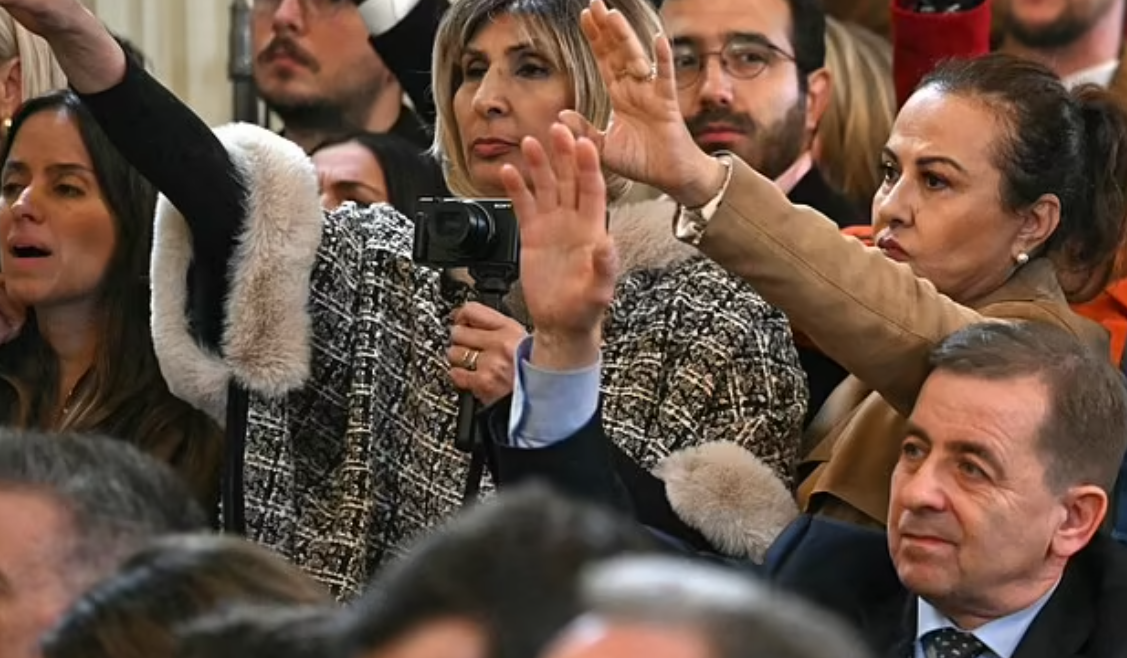 ترامب يغازل الصحفية الأفغاية نظيرة كريمي