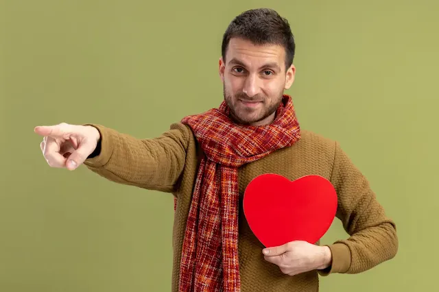 10 علامات تفضح حب الرجل.. أهمها« الغيرة»