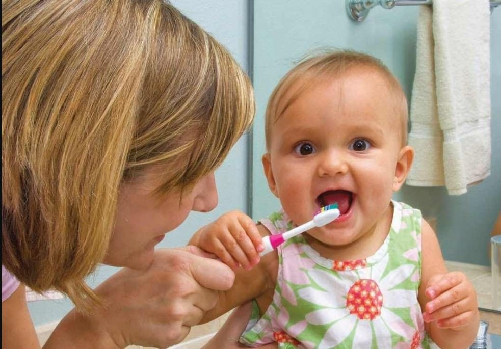 كيفية العناية بأسنان الأطفال