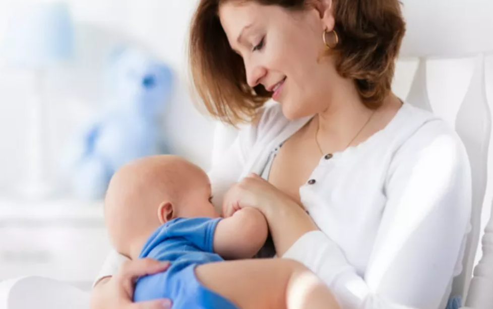 صيام المرضعة في رمضان.. متى يكون آمناً للأم والرضيع؟