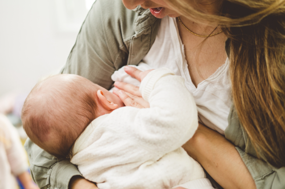 صيام المرضعة في رمضان.. متى يكون آمناً للأم والرضيع؟