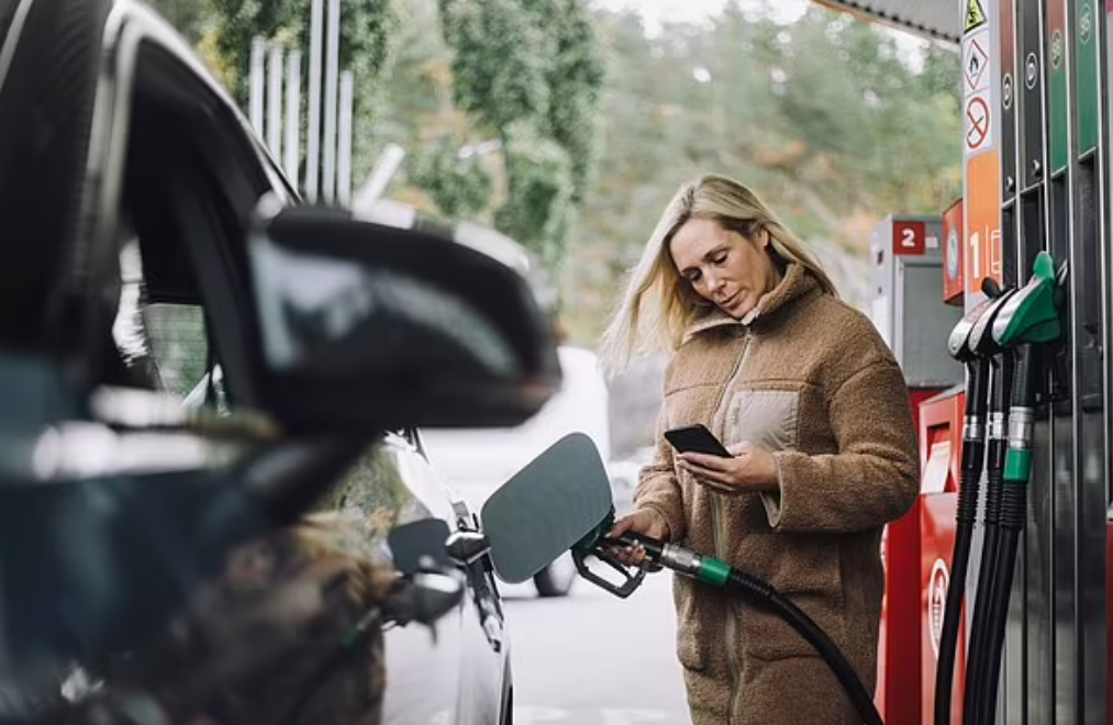 4 حيل لملء خزان السيارة بالوقود