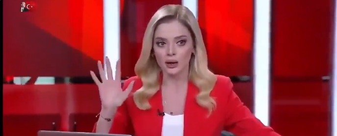 رعب على الهواء.. مذيعة تركية تواجه الزلزال وتحاول السيطرة على أعصابها