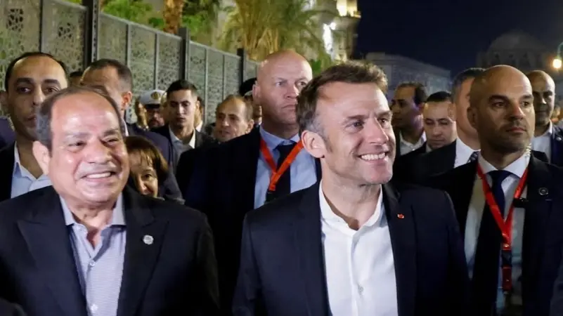 الرئيس السيسي يصطحب ماكرون في جولة بخان الخليلي