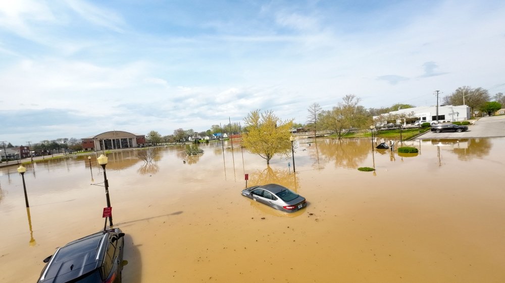 عواصف شديدة تضرب الولايات المتحدة.. مقتل 17 شخصًا وتدمير واسع النطاق