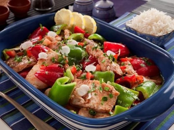 طاجن السمك بالأرز.. أكلة شعبية بلمسة فاخرة