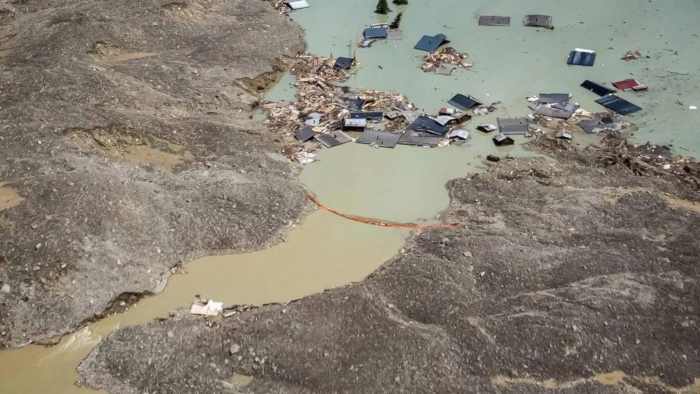 انهيار جبل الجليد في سويسرا ودفن قرية بأكملها بسبب انهيار أرضي