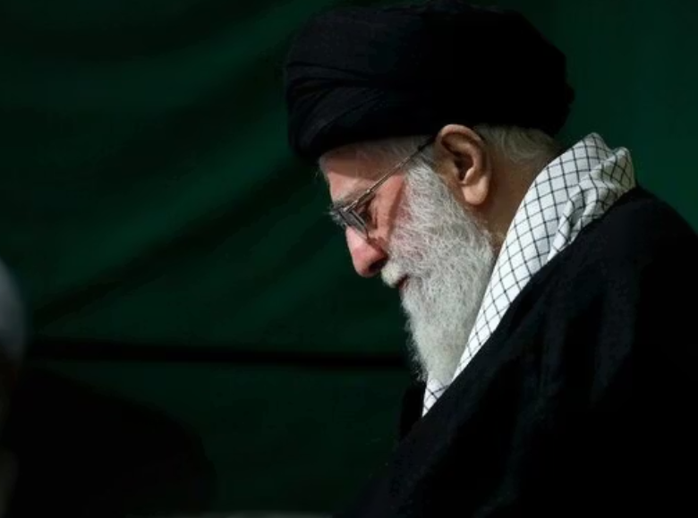 آية الله علي خامنئي في مخبأ مع عائلته
