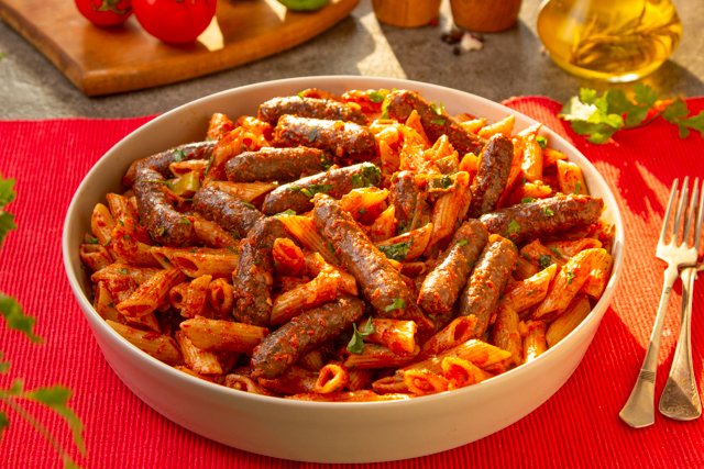 طريقة عمل المكرونة بالسجق.. وصفة سريعة وشهية على الطريقة المصرية