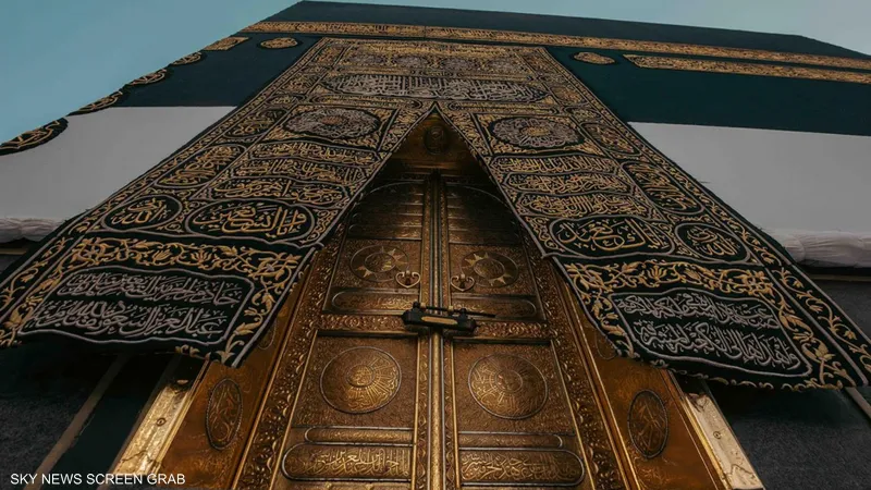 مراسم رسمية لتسليم كسوة الكعبة المشرفة لسدنة بيت الله الحرام