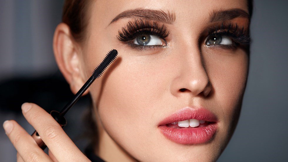 خطر خفي في أدوات التجميل.. الماسكرا المقاومة للماء قد تؤدي إلى تلف دائم في العين