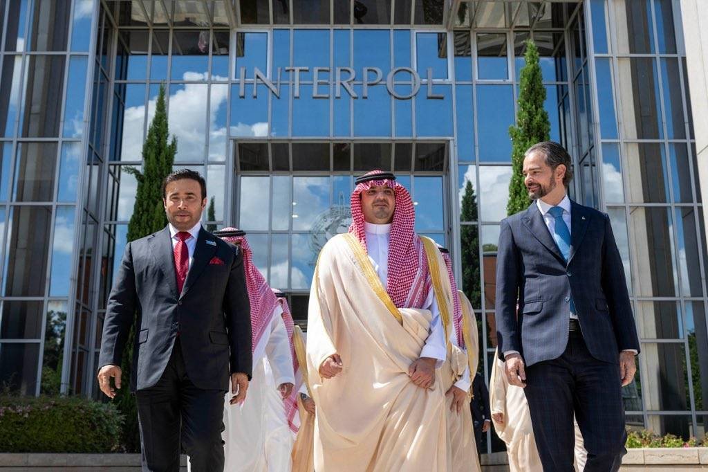 الإنتربول يمنح وزير الداخلية السعودي وسام الطبقة العليا تكريماً لإسهامات المملكة في مكافحة الجريمة الدولية