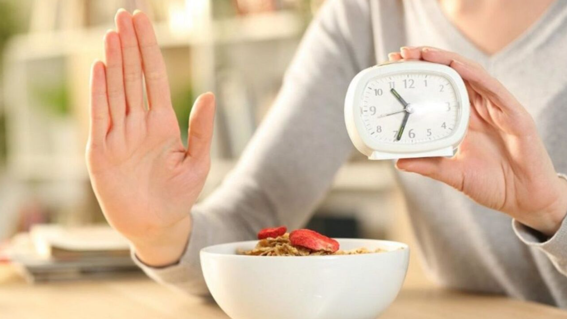 الصيام المتقطع... نمط غذائي واعد أم مخاطرة صحية؟