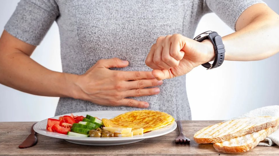 الصيام المتقطع... نمط غذائي واعد أم مخاطرة صحية؟