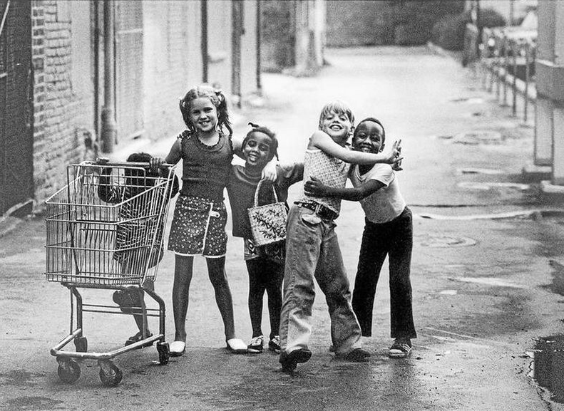 عودة النوستالجيا: لماذا يحنّ الجيل الجديد لزمن لم يعشه؟