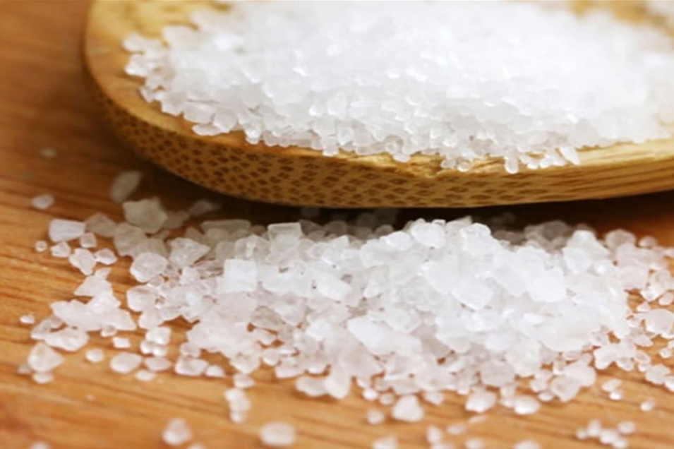 هل الملح الطبيعي أكثر صحة من ملح الطعام؟ خبير تغذية يكشف الحقيقة