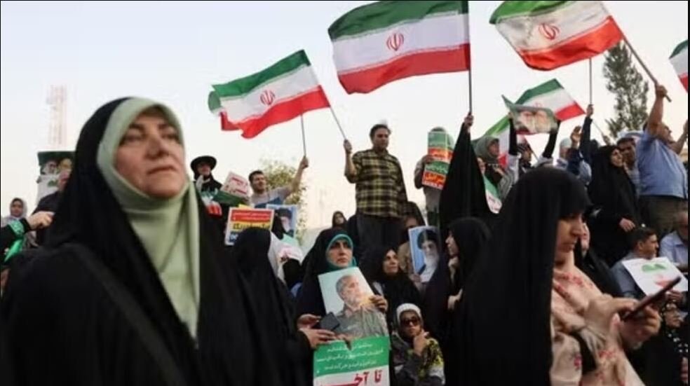 الإيرانيون يرحبون بوقف إطلاق النار
