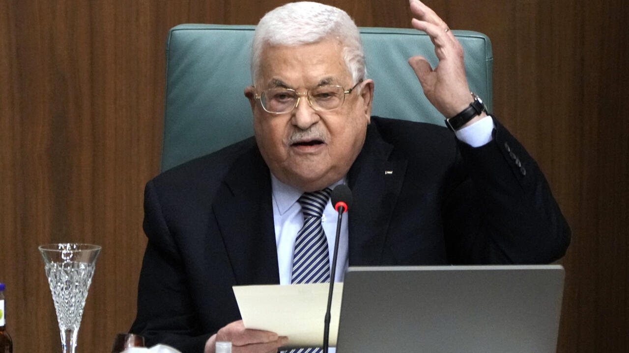 الرئيس عباس يؤكد ضرورة وقف فوري ودائم لإطلاق النار في غزة وتسليم السلاح للسلطة الفلسطينية