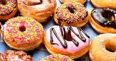 تعرفي على طريقة عمل الدوناتس في المنزل بخطوات سهلة ومكونات متوفرة