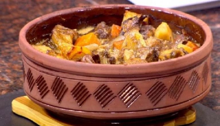 خطوات تحضير طاجن العكاوي باللحمة.. طبق غني بالنكهات العربية