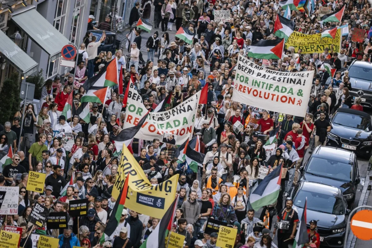 عشرات الآلاف يتظاهرون في كوبنهاغن دعماً لفلسطين ومطالبات باعتراف الدنمارك بالدولة الفلسطينية