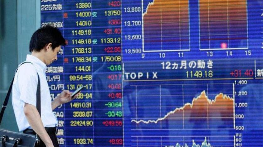 تباين أداء الأسواق الآسيوية وسط مخاوف من تأجيل خفض الفائدة الأمريكية