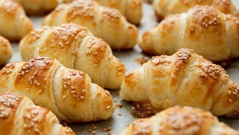 الكرواسون بالجبنة.. فطور فرنسي بنكهة شرقية