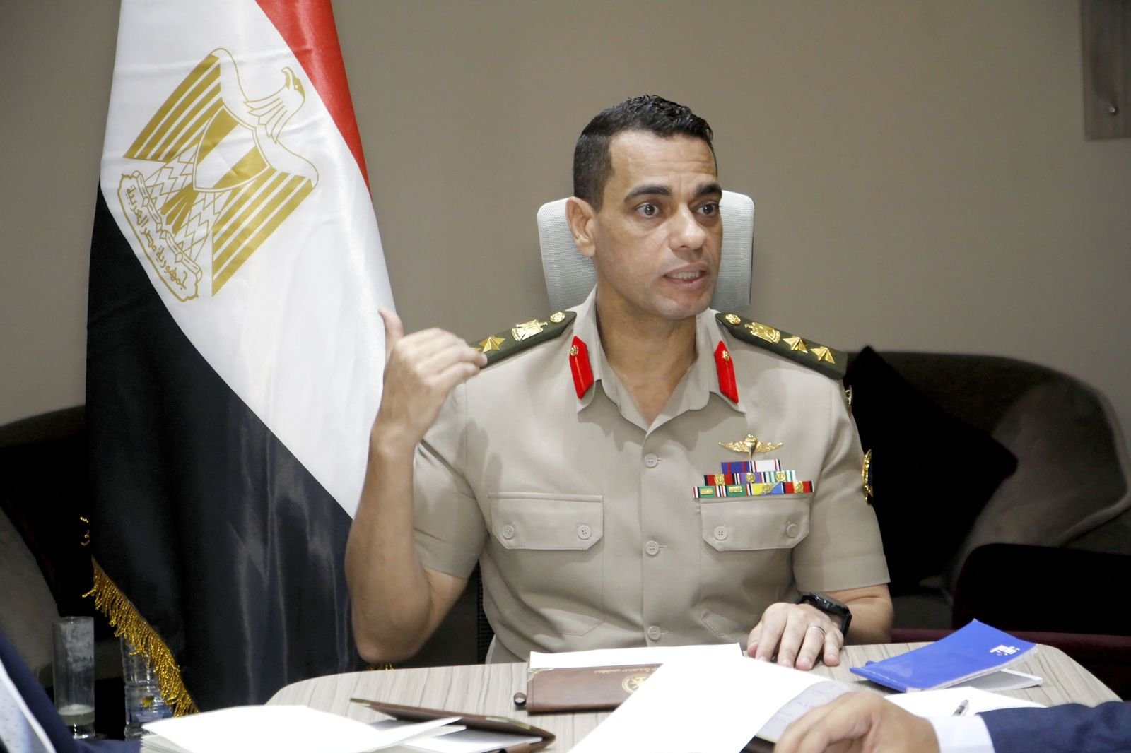 مصر تضاعف جهودها لتدفق المساعدات الإنسانية جوًا وبرًا إلى غزة