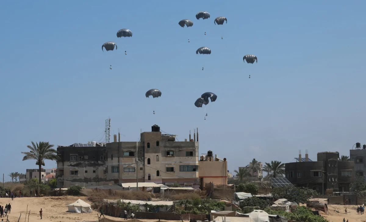 مصر تضاعف جهودها لتدفق المساعدات الإنسانية جوًا وبرًا إلى غزة