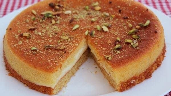 البسبوسة بالقشطة.. حلويات شرقية بطعم فاخرالقاهرة الإخبارية – إعداد: [اسمك]
تعتبر البسبوسة من أشهر الحلويات الشرقية التي تتميز بقوامها الطري ومذاقها الحلو الغني، ومع إضافة القشطة تصبح تجربة لا تُنسى لمحبي الحلويات. وفي هذا التقرير، نستعرض طريقة عمل البسبوسة بالقشطة خطوة بخطوة لتقديمها على مائدتك بكل احترافية.المكونات الأساسيةلتحضير البسبوسة بالقشطة تحتاجين إلى المكونات التالية:2 كوب سميد ناعم1 كوب سكر1 كوب زبادينصف كوب سمنة مذابة1 ملعقة صغيرة بيكنج باودررشة فانيلياقشطة جاهزة حسب الحاجة (للحشو أو للتزيين)لوز أو فستق للتزيين (اختياري)شربات (قطر) للتقديمطريقة التحضيرتحضير العجينة:
في وعاء عميق، اخلطي السميد مع السكر والبيكنج باودر والفانيليا. أضيفي الزبادي تدريجيًا مع السمنة المذابة وامزجي جيدًا حتى تتكون عجينة متماسكة لكنها طرية.تشكيل البسبوسة:
صبي نصف كمية العجينة في صينية مدهونة بالسمنة، مع الضغط الخفيف لتسوية السطح.إضافة القشطة:
ضعي طبقة من القشطة فوق العجينة بالتساوي، ثم غطيها ببقية العجينة برفق لتجنب اختلاط القشطة مع سطح البسبوسة.الخبز:
سخني الفرن على حرارة 180 درجة مئوية، وأدخلي الصينية لمدة 25-30 دقيقة حتى يصبح لون البسبوسة ذهبيًا.التزيين والتقديم:
بعد إخراج البسبوسة من الفرن، صبي الشربات البارد عليها وهي ساخنة لضمان امتصاصها جيدًا. زيّنيها باللوز أو الفستق حسب الرغبة، ثم قطّعيها مربعات أو معينات وقدميها لعائلتك أو ضيوفك.نصائح لضمان أفضل نتيجةيمكن استخدام السمنة أو الزبدة حسب المتوفر، لكن السمنة تعطي طعمًا أصليًا للبسبوسة.يجب أن يكون الشربات بدرجة حرارة مختلفة عن البسبوسة (ساخنة مع باردة أو العكس) لضمان التشرب المثالي.يمكن إضافة القليل من ماء الورد أو عصير الليمون للشربات لإضفاء نكهة شرقية أصيلة.خاتمةالبسبوسة بالقشطة تمثل توازنًا مثاليًا بين الطعم الحلو والملمس الطري، وهي خيار ممتاز للمناسبات والأعياد. هذه الوصفة تجعل من إعداد الحلويات تجربة سهلة وممتعة، مع نتائج تبهج جميع أفراد الأسرة.سوم: بسبوسة بالقشطة, حلويات شرقية, وصفة بسبوسة, شربات, سميد, طريقة التحضير, مطبخ منزلي