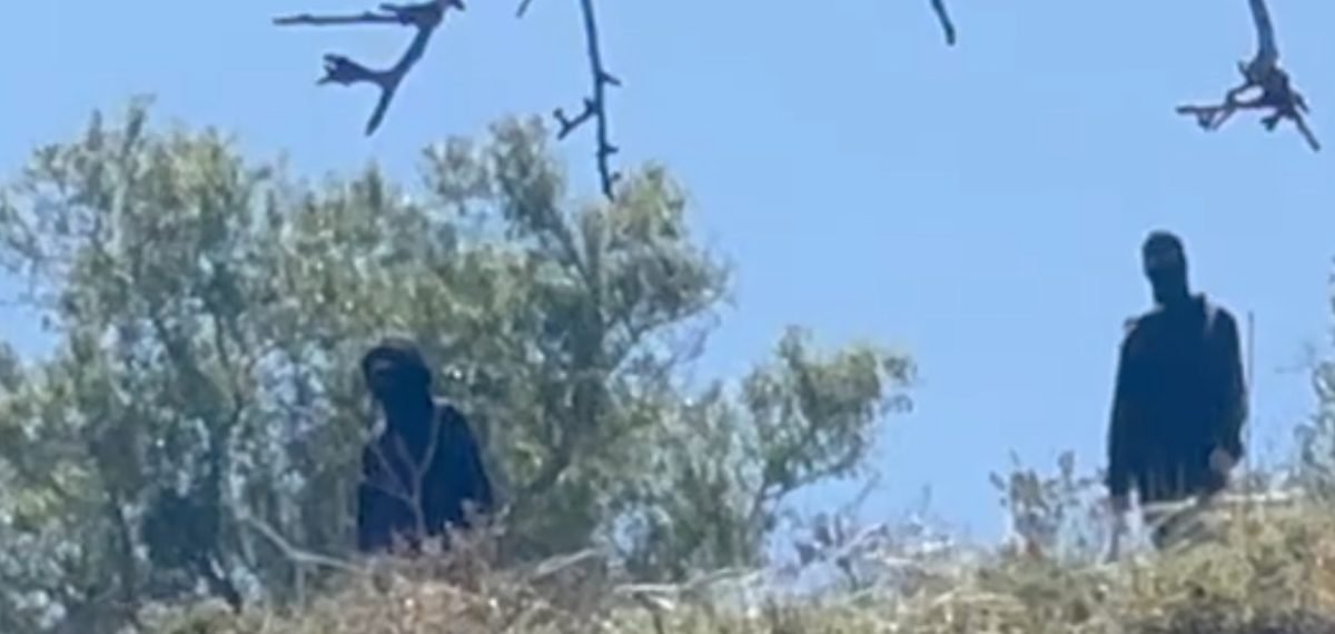 إصابة ثلاثة فلسطينيين في هجوم مسلّح نفذه مستوطنون شرق رام الله