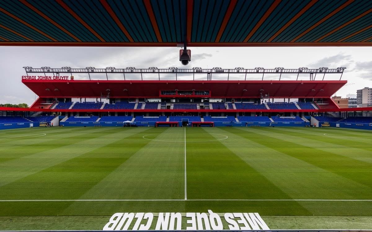 يوهان كرويف يعوض الـ"كامب نو" في مباراة فالنسيا لعدم وجود التراخيص اللازمة