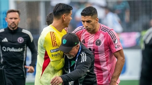 سواريز في أزمة جديدة.. إيقاف 6 مباريات بسبب واقعة بصق في نهائي كأس الرابطتين