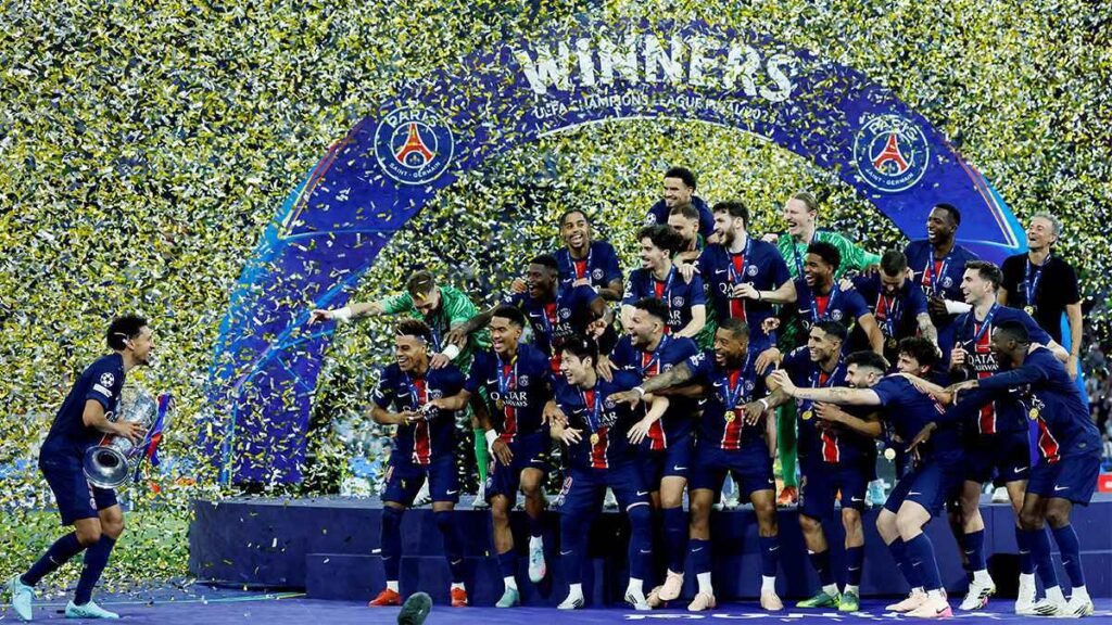 حفل الكرة الذهبية .. باريس سان جيرمان يحصد جائزة أفضل فريق في العالم 2025