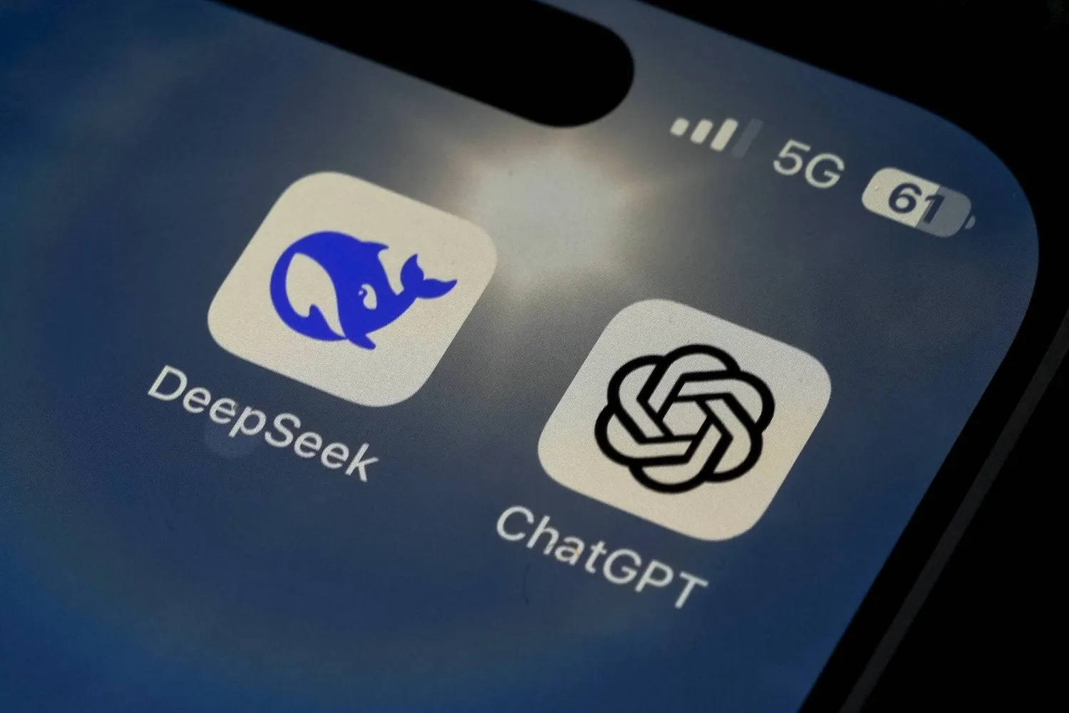 شركة DeepSeek تكشف عن آليات تصفية بياناتها وتثير جدلاً حول مخاطر "الهلوسة" وسوء الاستخدام في الذكاء الاصطناعي