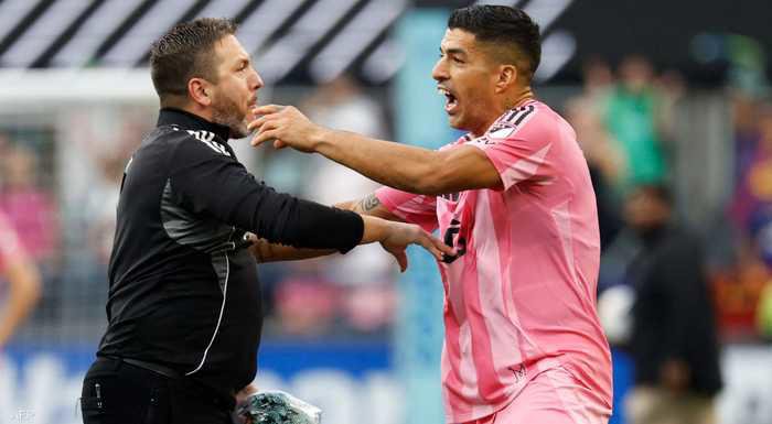سواريز في أزمة جديدة.. إيقاف 6 مباريات بسبب واقعة بصق في نهائي كأس الرابطتين
