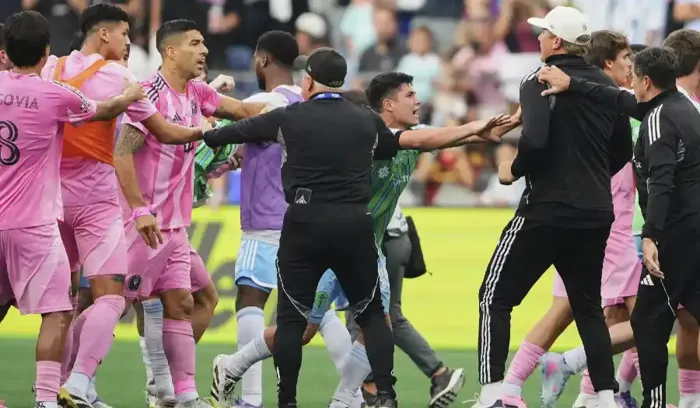 سواريز في أزمة جديدة.. إيقاف 6 مباريات بسبب واقعة بصق في نهائي كأس الرابطتين