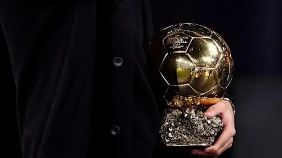 كاسيميرو يفاجئ الجميع: محمد صلاح يستحق الكرة الذهبية