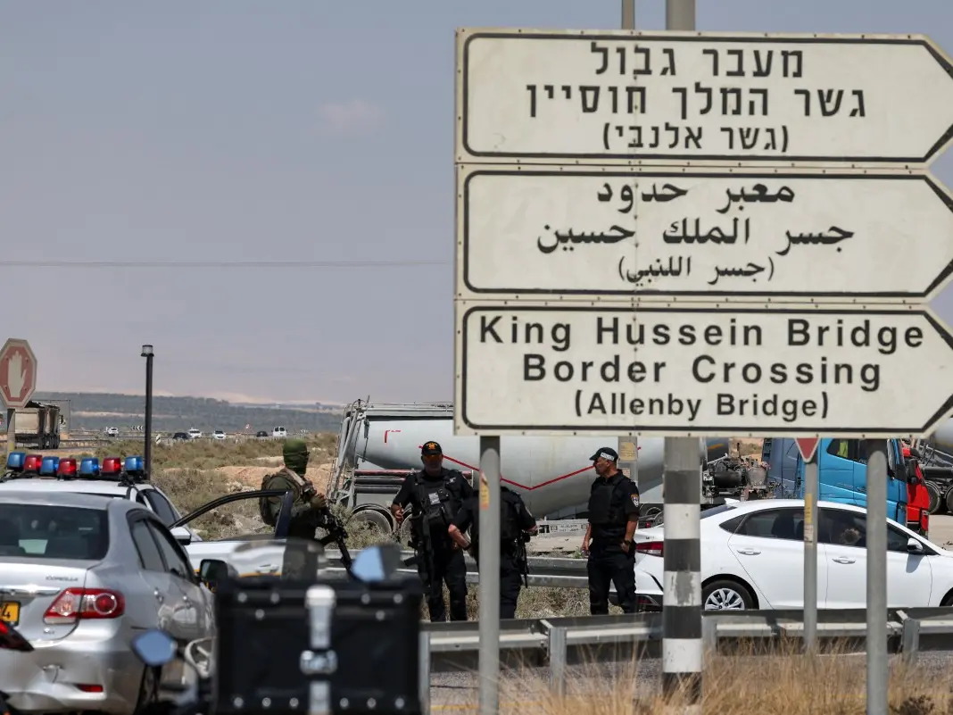 الأردن يُصرّح بتعليق حركة المسافرين عبر جسر الملك حسين بعد ساعات من إعادة فتحه