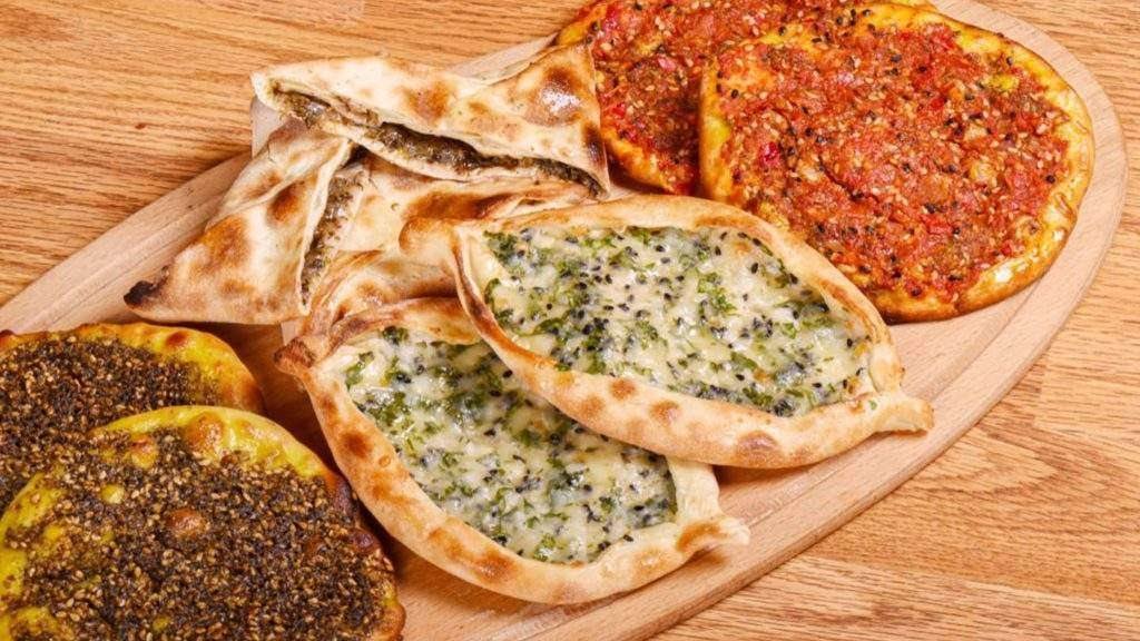 المناقيش بالزعتر والجبنة.. فطور شامي يعبر الحدود إلى العالم