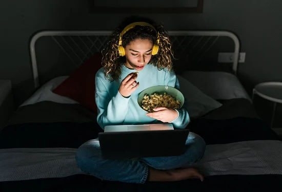 طبيبة تحذر من مخاطر جسيمة لتناول العشاء في وقت متأخر 