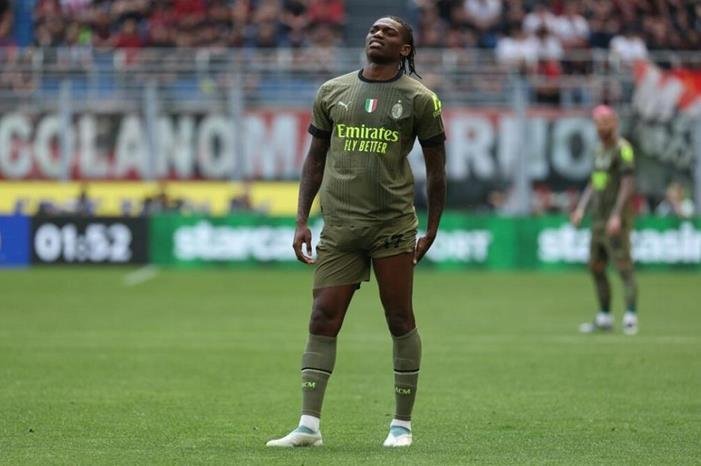 عرض ضخم بقيمة 100 مليون يورو لضم رافائيل لياو... مانشستر يفتح المزاد على نجم ميلان
