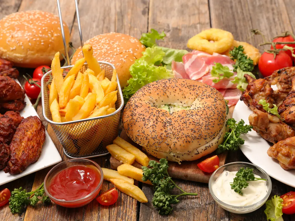 دراسة تنصح بتجنّب الأطعمة المصنّعة والمقلية في وجبة الإفطار