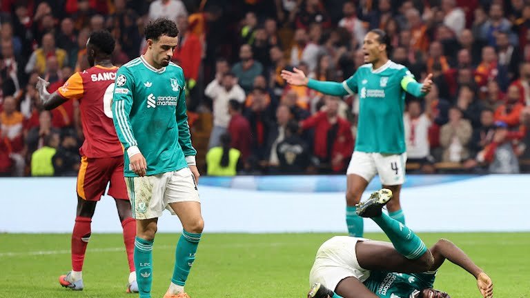بعد سقوطه في تركيا .. ليفربول يتلقى ضربة قوية قبل مواجهة تشيلسي في الدوري