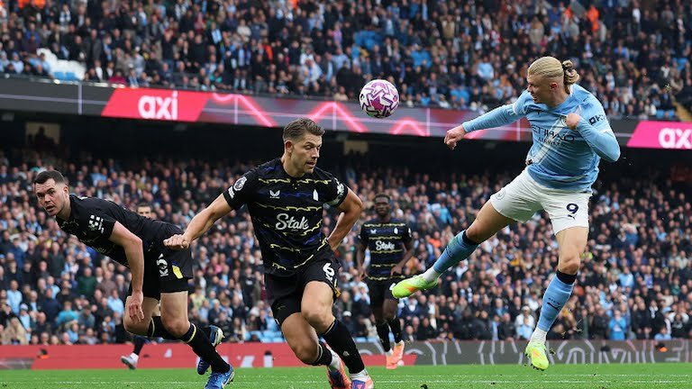 هالاند يشعل سباق الكرة الذهبية مبكرًا… ماكينة الأهداف التي أرعبت بيب جوارديولا والعالم بأسره