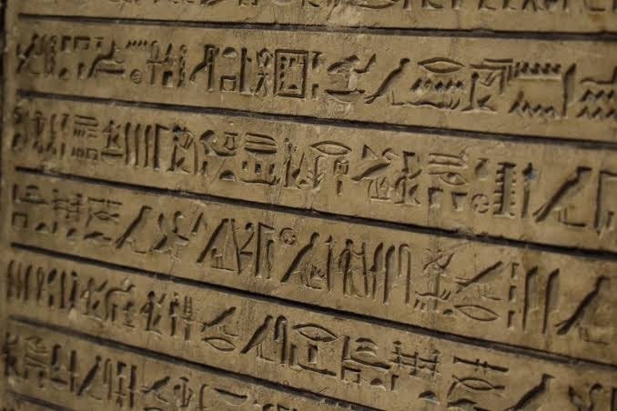 ذكاء اصطناعي روسي يفك شفرة لغة الفراعنة في ثوانٍ
